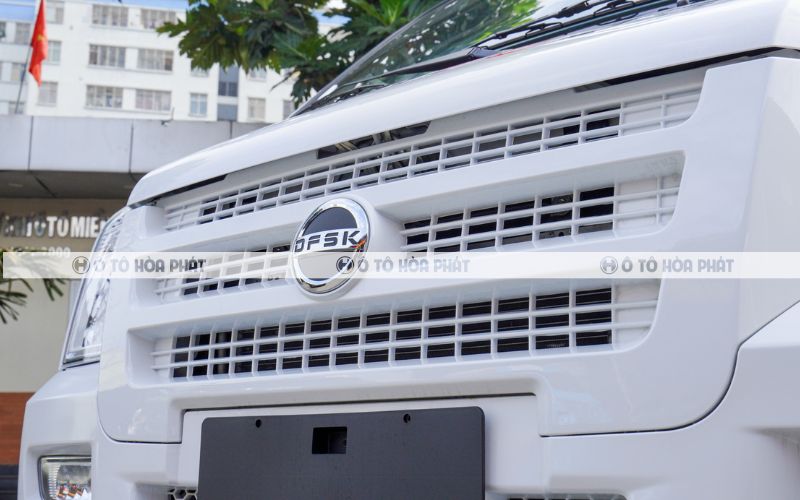 Mặt ca lăng nổi bật với logo DFSK mạ crom sang trọng