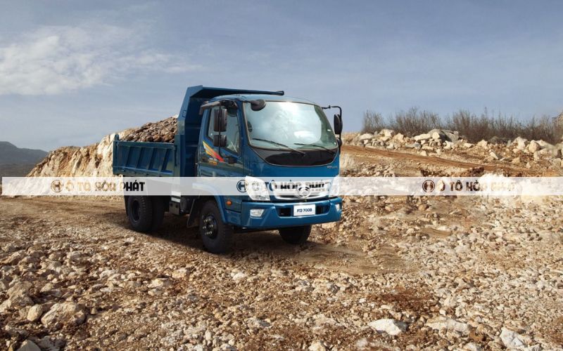 Xe ben có thể di chuyển trên địa hình đồi cát