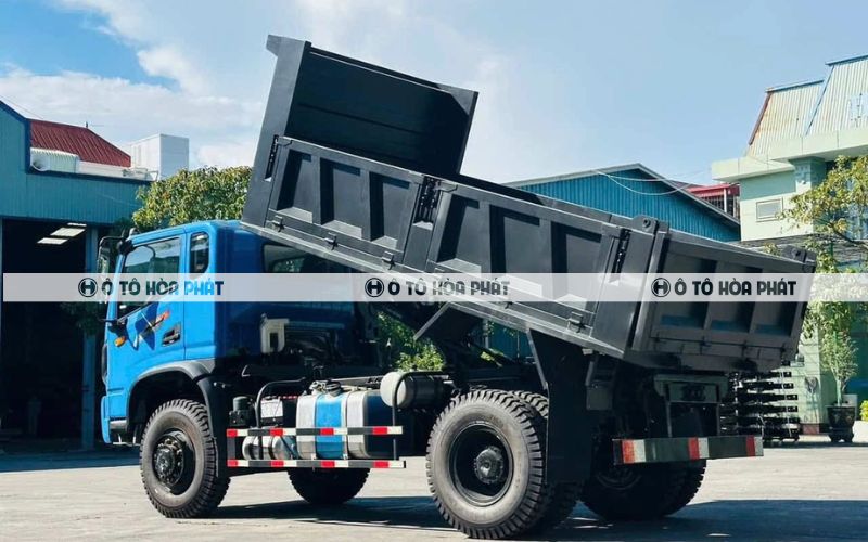 Sàn thùng và vách ben được chế tạo từ thép cường lực dày