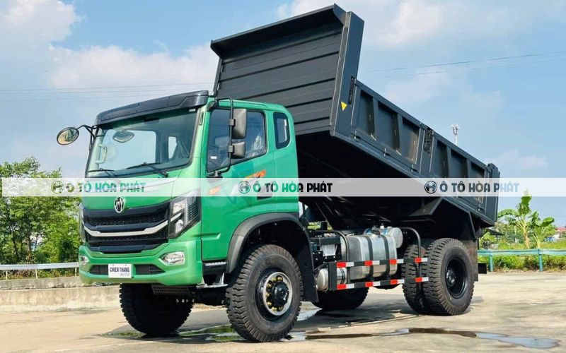 Mặt ca-lăng nổi bật với logo cỡ lớn