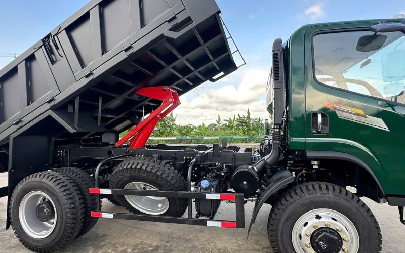 Hệ thống treo nhíp lá chắc chắn giúp xe Forland D90 nâng đỡ tải trọng tốt