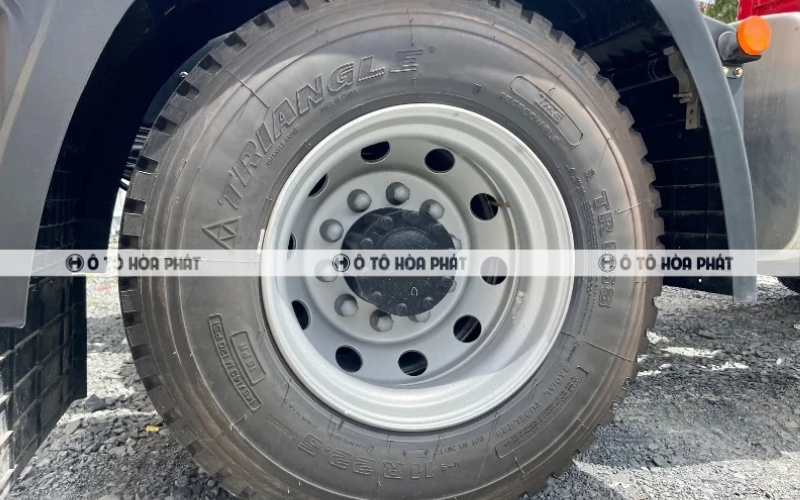Lốp 11R22.5 có độ bám đường cao cải thiện độ ổn định
