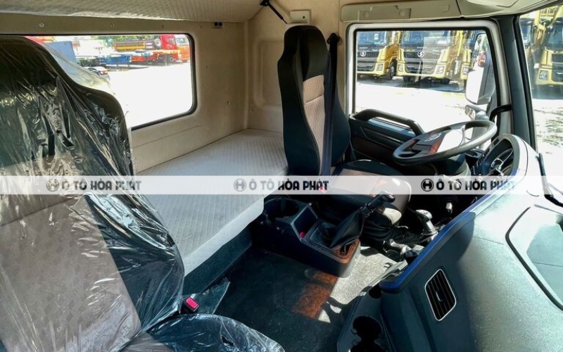 Ghế lái được trang bị hệ thống giảm chấn bằng bóng hơi