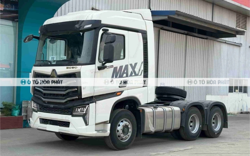 Lưới tản nhiệt đa tầng với các chi tiết mạ chrome sang trọng