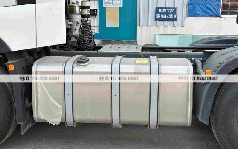 Bình dầu dung tích 750 lít được đặt ở phía bên lái mang đến sự cân bằng tuyệt đối