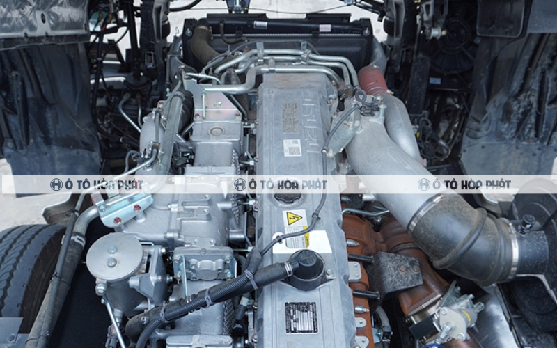 Xe đầu kéo Isuzu Giga 420HP trang bị động cơ Isuzu 6WG1 sản sinh công suất tối đa 420HP tại 1.800 vòng/phút