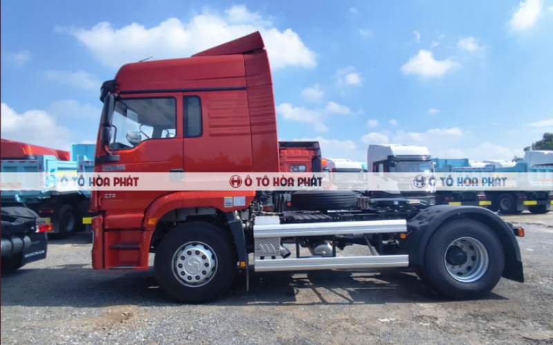 Động cơ 270 HP, cấu hình 4×2 cùng khả năng kéo theo lên đến 33 tấn mang đến hiệu suất ổn định