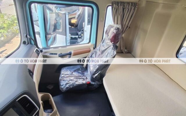 Xe được trang bị ghế hơi điều chỉnh đa hướng tạo sự thoải mái cho người lái