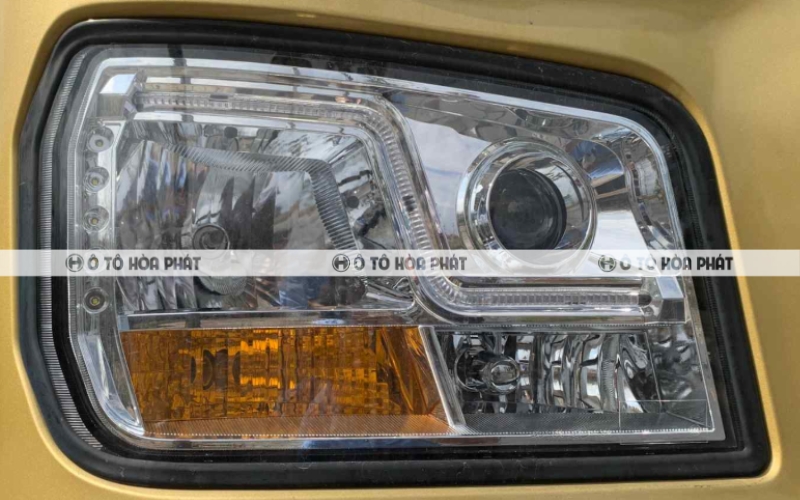 Trang bị đầy đủ đèn pha, đèn cốt, đèn xi nhan và đèn LED